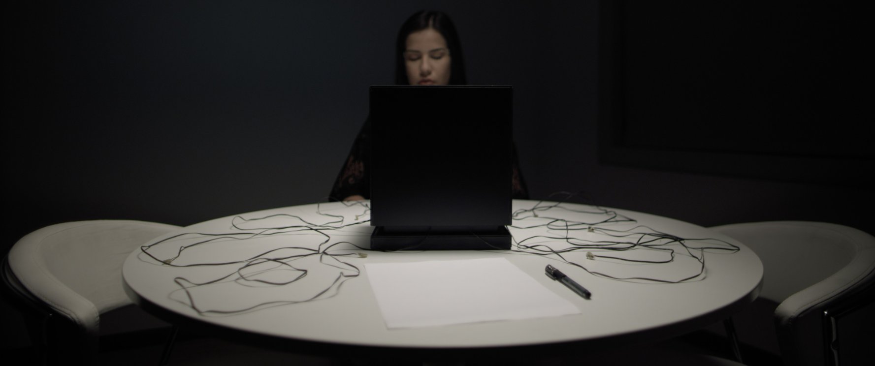 Des jeunes étudiants échangent  scientifiquement leur personnalité dans INCONTROL…