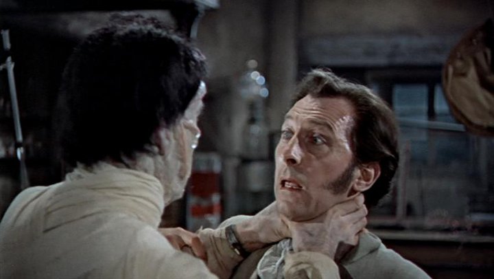 Peter Cushing étranglé par sa Créature (Christopher Lee) dans "Frankenstein s'est échappé" de Terence Fisher (1957).