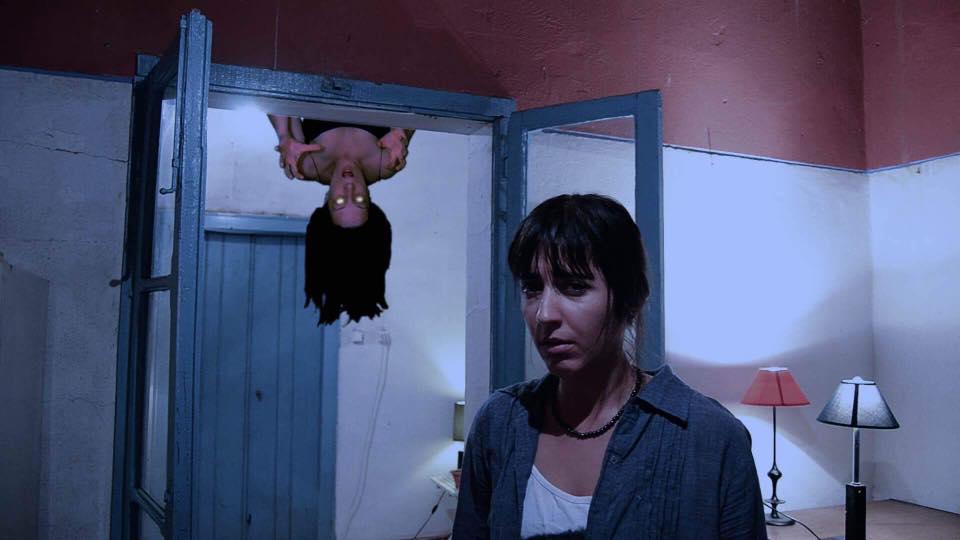 Des étudiants possédés par les forces diaboliques dans le portugais «O Que os Olhos Nao Vêem»…