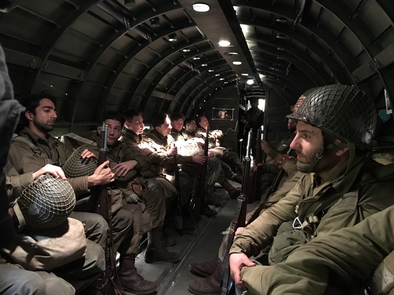 Contrairement au précédent (« Cloverfield Paradox »), diffusé directement sur Netflix, à la surprise générale, le 4e volet de la saga « Cloverfield », intitulé provisoirement « Overlord », sera distribué en salles aux USA le 26 octobre.