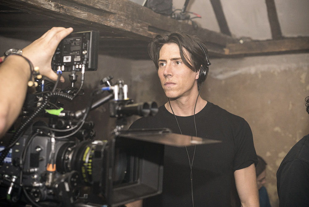 Le Britannique Ben Charles Edwards (Set the Thames on Fire) tourne actuellement à New York son second long-métrage fantastique, " Come Home", coécrit par Nadia Doherty, où un jeune garçon vulnérable trouve sa mère poussée hors de la maison familiale par u