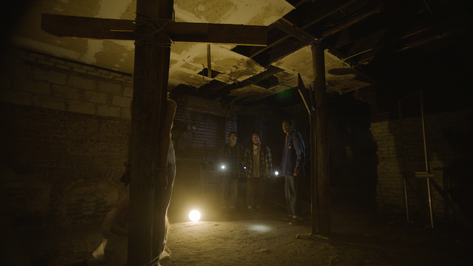 Alors que quatre jeunes artistes en graffitis fuient la police, ils se cachent dans une vieille école abandonnée. Ils découvrent rapidement que quelqu'un d'autre utilise déjà le bâtiment pour ses propres fins sombres. " Schoolhouse " est le premier long d