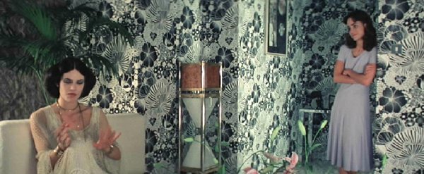 Les magnifiques décors intérieurs de Giuseppe Bassan, déjà à l'oeuvre du "Profondo Rosso", et que le réalisateur retrouvera sur "Ténèbres, en 1982 (son dernier film)