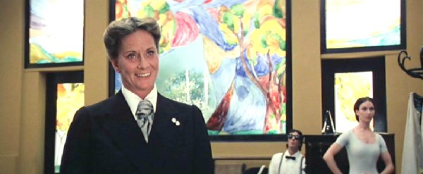 La terrifiante Miss Tanner (Alida Valli, assistante et complice de Pierre Brasseur dans "Les yeux sans visage", en 1960), l'une des directrices de l'Académie de danse de Fribourg