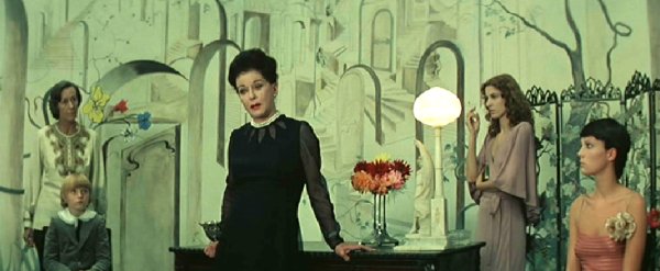 Vêtue de noir, la grande actrice américaine Joan Bennett (1910-1990), dont ce fut le dernier film pour le grand écran, dans le rôle de...Madame Blanc !