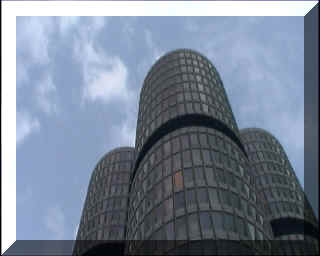 lieu de rencontre avec Udo Kier ("Que savez-vous des sorcières, Suzy ?")