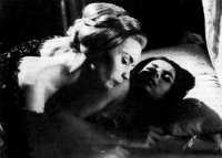 Barbara Steele et Margarete Robsahm dans une scène sulfureuse...