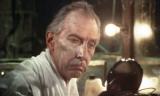 Peter Cushing dans le rôle de Paul Tombes (Vincent Price) dans "Madhouse" (1974) de Jim Clark