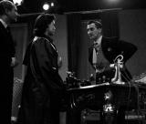 Peter Cushing et Jeannette Stark dans une scène de la pièce télévisée "Moment of Truth" (1955)