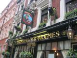 Le pub Sherlock Holmes à Londres avec Peter Cushing en vedette