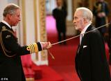 Christopher Lee anobli par le Prince Charles