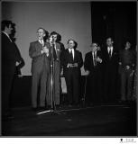 Peter Cushing et Terence Fisher en 1974, aux côtés d'Alain Schlockoff, pour la présentation en Ière mondiale de "Frankenstein et le Monstre de l'Enfer", le dernier film d'épouvante gothique de la firme, projeté dans le cadre du Festival.