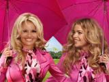 Dans le prochain "Blondes in Space", suite de "Blonde and Blonder" (version féminine de "Dumb and Dumber") avec Pamela Anderson et Denise Richards, ces deux bombes sexuelles se retrouveront à bord d'une fusée spatiale naviguant dans le cosmos...