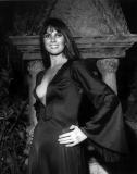Caroline Munro durant le tournage de "Dracula 73"