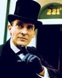 ... pour la boxe ou le combat à l'épée, sont ainsi mises en avant. Rappelons que Holmes est le personnage fictif qui a été le plus interprété au cinéma et à la TV, plus de 75 comédiens en effet....