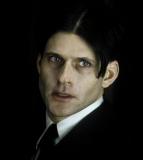 Crispin Glover a rejoint le casting d' "Alice au Pays des Merveilles" de Tim Burton, où il tient le rôle du Valet de Coeur, figurant ainsi aux côtés de Mia Wasikowska (Alice), Johnny Depp, Anne Hathaway et Helena Bonham Carter.