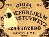 Brad Fuller et Andrew Form, de Platinum Dunes, annoncent que leur prochain film "Ouija Board : The Movie" sera très ambitieux, dans la lignée, disent-ils, de "Pirates des Caraibes" ! UN scénariste très connu est sur le point de signer avec eux.