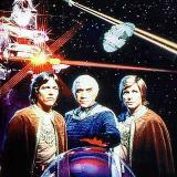 Bryan Singer a été choisi par Universal pour produire et réaliser le long-métrage adapté de la série "Battlestar Galactica", le producteur de la série de 1978, Glen Larson, occupant les postes de coproducteur et de scénariste (voir ci-dessous)