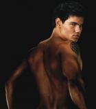 C'est le jeune Taylor Lautner, le lou-garou Jacob Black de la saga "Twilight", qui interprétera "Stretch Armstrong", "l'homme élastique" (suite ci-dessous)