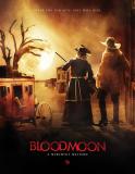 "Blood Moon : A Werewolf Western", réalisé par Michael Gunther d'après une histoire d'Alan Wightman mêle, ainsi que son titre le révèle, lycanthropie et western, dans le cadre d'un petit budget, ayant recours aux effets gores. La firme productrice, Tribor