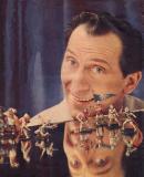 Peter Cushing et certains de ses modèles réduits de soldat : couverture du TV Mirror du 13 juillet 1957