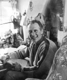 Peter Cushing chez lui à Whitstable, arborant la pipe de Sherlock Holmes !