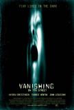 Dans le thriller surnaturel "Vanishing on 7th Street" de Brad Anderson, un groupe de personnes ayant survécu par miracle à une mystérieuse plongée de la ville dans les ténèbres, se réfugient dans une taverne.... (suite ci-dessous)