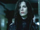 Dans "Underworld 4 : New Dawn", la vampire Sélène, après être restée dans un état proche du coma ces 15 dernières années, se réveille et apprend qu’elle a une fille (suite ci-dessous)