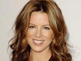 Kate Beckinsale s'est vue offrir l'un des deux rôles féminins principaux du remake de "Total Recall", avec Colin Farrell, que dirigera son mari, Len Wiseman ("Underworld"'). Si elle accepte, elle interprétera le personnage jadis campé par Sharon Stone.