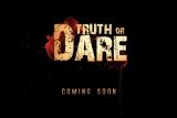 Dans le thriller d'horreur anglais "Truth or Dare" de Robert Heath, un groupe d'adolescents enlevés par un psychopathe est  contraint de jouer un jeu mortel de la bouteille....