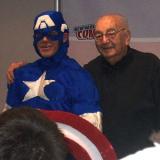 Joe Simon (98 ans), le légendaire artiste de bande dessinée qui créa le Captain America avec son partenaire Jack Kirby, est décédé le 14 décembre dernier (voir ci-dessous)