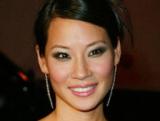Jonny Lee Miller ("Dark Shadows") sera Sherlock Homes dans "Elementary", une nouvelle série produite par CBS, le docteur Watson étant incarné par... Lucy Liu  ! (voir ci-dessous)