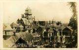 La Winchester Mystery House, considérée comme "la maison la plus hantée du monde», et située à San Jose, en Californie, a donné l'autorisation à la Hammer d'utiliser cette propriété unique pour un film basé sur son histoire  (voir ci-dessous).
