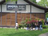 scènes de tournage d'un village japonais détruit par Godzilla scènes de tournage d'un village japonais détruit par Godzilla