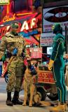 Jim Carrey et Aaron Johnson dans "Kick-Ass 2" qui sortira le 28 juin aux USA. Le premier interprète le Colonel Stars, qui forme la ligue des justiciers et recrute notamment le second (Kick-Ass).