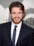 Disney a trouvé le prince charmant de sa version "live" de "Cendrillon" en la personne de Richard Madden ("Game of Thrones") (voir ci-dessous)