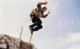 Bien que Cliffhanger de Renny Harlin n'aie pas été un énorme succès lors de sa sortie en salles en mai 1993, ses multidiffusions sur le câble l'ont rendu des plus populaires auprès du jeune public américain. Au point que le producteur Neal Moritz et Studi