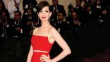 Anne Hathaway va produire et figurer dans la comédie d’invasion extraterrestre THE SHOWER (voir ci-dessous)