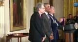 Stephen King a été officiellement décoré par Barack O’Bama de la Médaille Nationale des Arts pour sa contribution en tant qu’auteur.  (voir ci-dessous)