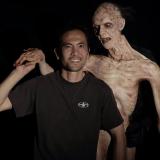 Doug Jones incarne le personnage-titre du thriller d’horreur THE BYE BYE MAN…. (voir ci-dessous)