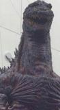 Notre dragon atomique préféré sera animé via différentes techniques (marionnette, animatronique, effets digitaux, le costume principal en caoutchouc étant manipulé par trois personnes).