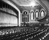 Une salle accueillant des films populaires, tels "Maciste, l'homme le plus fort du monde", ainsi que "Les premiers hommes dans la lune" de Ray Harryhausen