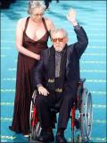 Jesus Franco, et sa femme Lina Romay, recevant un prix pour l'ensemble de sa carrière à la 23e édition des Goyas, à Madrid, le Ier février 2009